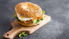 BAGEL. Originario de Polonia, esta rosca de pan la rellenan de salm�n ahumado y queso crema.