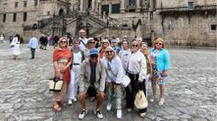 Los participantes en la salida cultura en la plaza del Obradoiro