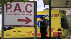 Una persona con mascarilla en la puerta de urgencias del hospital de Monforte durante la pandemia