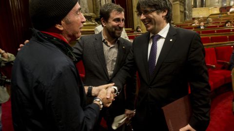 Puigdemont saluda a Llus Llach, en una imagen de archivo