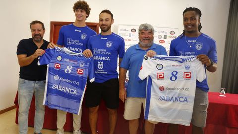 El entrenador y el presidente del Cisne con los tres fichajes Gabriel Cavalcanti, Emiliano Franceschetti y Guakther Furtado