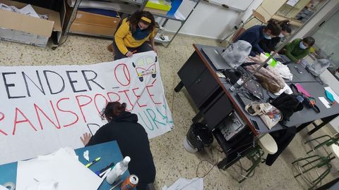 Preparacin de una pancarta en la reunin que mantuvo el viernes el anpa del colegio de O Courel