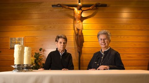 Sor Dolores y sor Rosario, en la capilla que tienen en su casa de Marin, encajada en el colegio La Inmaculada.