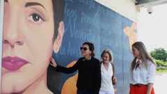 Nevenka Fern�ndez, junto al mural con su imagen inaugurado en Ponferrada