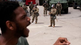 Un manifestante grita ante varios miembros de la Guardia Nacional en Los �ngeles