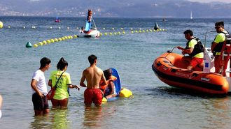 Socorristas en la playa de Silgar, en Sanxenxo