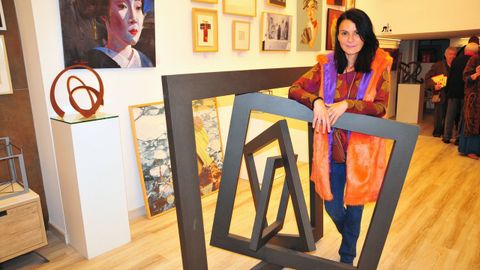 La escultora Patricia Cancelo en su galera de arte en Barcelona, Patricia Cancelo Art Gallery, con una de sus esculturas