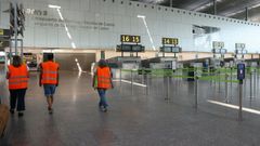 Imagen de la zona de salidas del aeropuerto de Santiago-Rosal�a de Castro el martes 26 de mayo, el pen�ltimo de los 35 d�as de cierre por las obras de renovaci�n de la pista.
