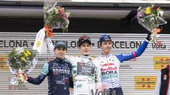 Jonas Vingegaard, en el podio de la Volta a Catalunya, flanqueado por Lenny Martinez y Florian Lipowitz.