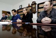 El alcalde cervense, flanqueado por buena parte de los ediles del equipo de gobierno, acus� ayer a varios cargos socialistas, entre ellos Gonz�lez Sant�n, por su vinculaci�n con el caso. 