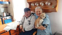 Paco e Fina, con Farruco, o can, que � case tan co�ecido en Cedeira coma eles