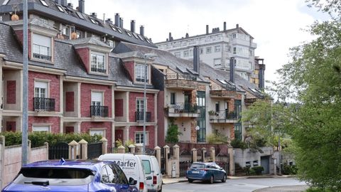 En Fingoi (Lugo) las casas y los chal�s conviven con grandes edificios