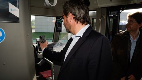 Diego Calvo probando la aplicaci�n de pago del autob�s p�blico a trav�s del m�vil