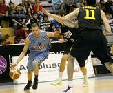 Leonavicius, con el bal�n en el primer partido de la LEB Oro contra el filial del Barcelona.