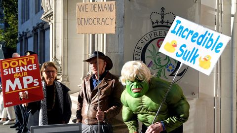 Varias personas se manifestaron contra la decisi�n de cerrar el Parlamento frente al Tribunal Supremo 