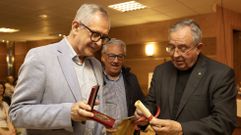 Entrega a Evencio Ferrero de la medalla de la parroquia de Carballo