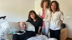 Jos Luis Gonzlez, paciente de ELA, junto a su mujer, su mdica de familia y su enfermera del centro de salud de Avin.