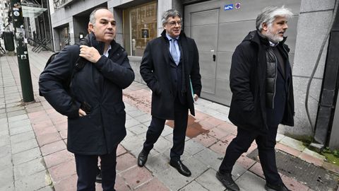 El vicepresidente de Junts, Jordi Turull; el presidente del partido y expresidente de la Generalitat, Carles Puigdemont; y el presidente del Grupo Parlamentario de los independentistas en el Parlamento de Catalua, Albert Batet; durante la reunin de la ejecutiva de esta formacin en Bruselas.