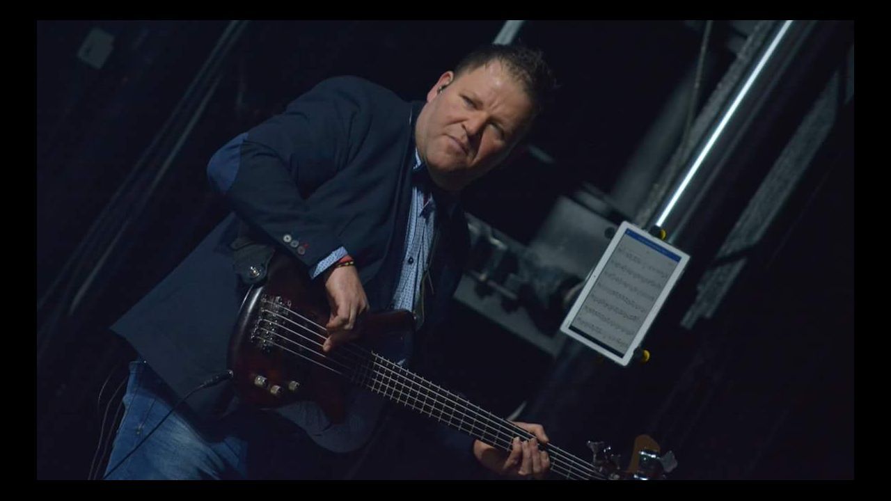 La orquesta Kubo despide a uno de sus fundadores, el bajista Suso Ferreirós