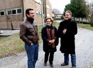 Ferreiro, Gonz�lez y Docasar, ayer frente al colegio de A Barrela