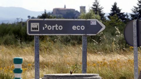 Indicador en la entrada del puerto seco, el parque empresarial logstico inaugurado por la Xunta en el 2014