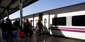 Un grupo de viajeros sube en la estaci�n de Lugo al tren hotel de Barcelona el pasado verano. 