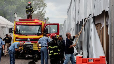 El camin de bomberos en el pabelln afectado.