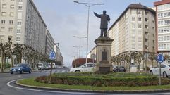 Estatua de Gonz�lez-Llanos situada en la rotonda principal de la avenida de Esteiro.