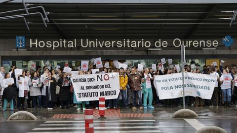 Los facultativos concentrados frente al CHUO durante una de las huelgas contra el estatuto marco.