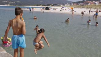 Una de las obligaciones de los niños en verano es jugar al aire libre mañana y tarde