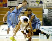 Ogirri y Schaftenaar presionan a Dani Rodr�guez.