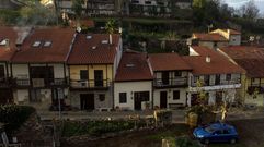 Vista de la calle Falagueira, con las viviendas rehabilitadas del lado de la Porta Nova