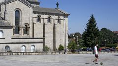 Un joven en la plaza principal de Guitiriz, uno de los municipios que no conoce el saldo vegetativo positivo desde 1975