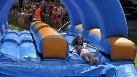 Hinchables de agua en la fiesta de clausura del campamento tecnol�gico en La Molinera.