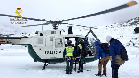 La Guardia Civil rescata a un joven que realizaba una ruta con raquetas de nieve cerca del pico Cell�n (Le�n).La Guardia Civil rescata a un joven que realizaba una ruta con raquetas de nieve cerca del pico Cell�n (Le�n)