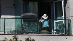 Una mujer en un balc�n en Santiago