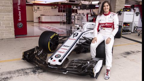 Tatiana Caldern posa junto al Alfa Romeo Sauber F1