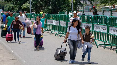 
Venezolanos cruzan la frontera de San Antonio del T�chira en Venezuela a C�cuta, en el departamento de Norte de Santander, Colombia