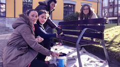 La concejala de Igualdad de San Mart�n del Rey Aurelio, Cintia Ord��ez, y varias representantes de asociaciones de mujeres del concejo pintan de morado un banco.La concejala de Igualdad de San Mart�n del Rey Aurelio, Cintia Ord��ez, y varias representantes de asociaciones de mujeres del concejo pintan de morado un banco