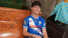 El cantante, con la camiseta de la segunda equipaci&oacute;n del Portus Apostoli.
