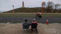 Un ciclista, pasando por delante de la Torre, durante la contrarreloj de este martes de O Gran Cami�o