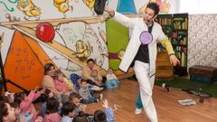 Los ni�os de la Escola Infantil de San Sadurni�o en un espect�culo de As Letras Galegas