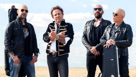 Paco Laguna, guitarrista de Ob�s, primero por la derecha