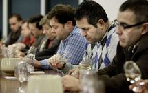 El Espazo Cultural del consistorio acogi� ayer una cata de vinos con presencia de Nacho Costoya.