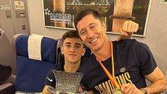 Lewandowski y Gavi celebran con la Supercopa, en un avin de Privilege Style con promociones de la ciudad de Ourense