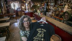 Fernanda Matilla, en la taberna con una de las camisetas conmemorativas del centenario de O Lel�.