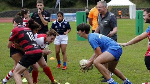 Jordie Barrett (c), jugador de los All Blacks,la selecci�n de rugby de Nueva Zelanda, premio Princesa de Asturias de los Deportes 2017, durante el entrenamiento que los miembros de los All Blacks han mantenido con jugadores de rugby de Asturias, hoy en las instalaciones Municipales de San L�zaro de Oviedo