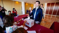 Gonzalo Caballero en las votaciones del PSOE en Vigo