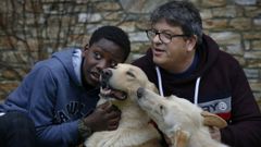 Fusco, un perro de cine, con parte de su familia, Ernest y el educador canino Octavio Villazala