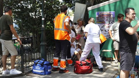 Equipos de emergencias atienden a una joven por un golpe de calor en Cambados